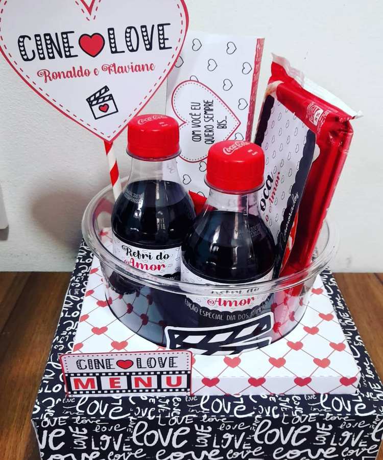 Caixa noite de cinema DIY presente Dia dos Namorados papelaria: contém coca cola garrafinha, pipoca yoki e bis com embalagens personalizadas