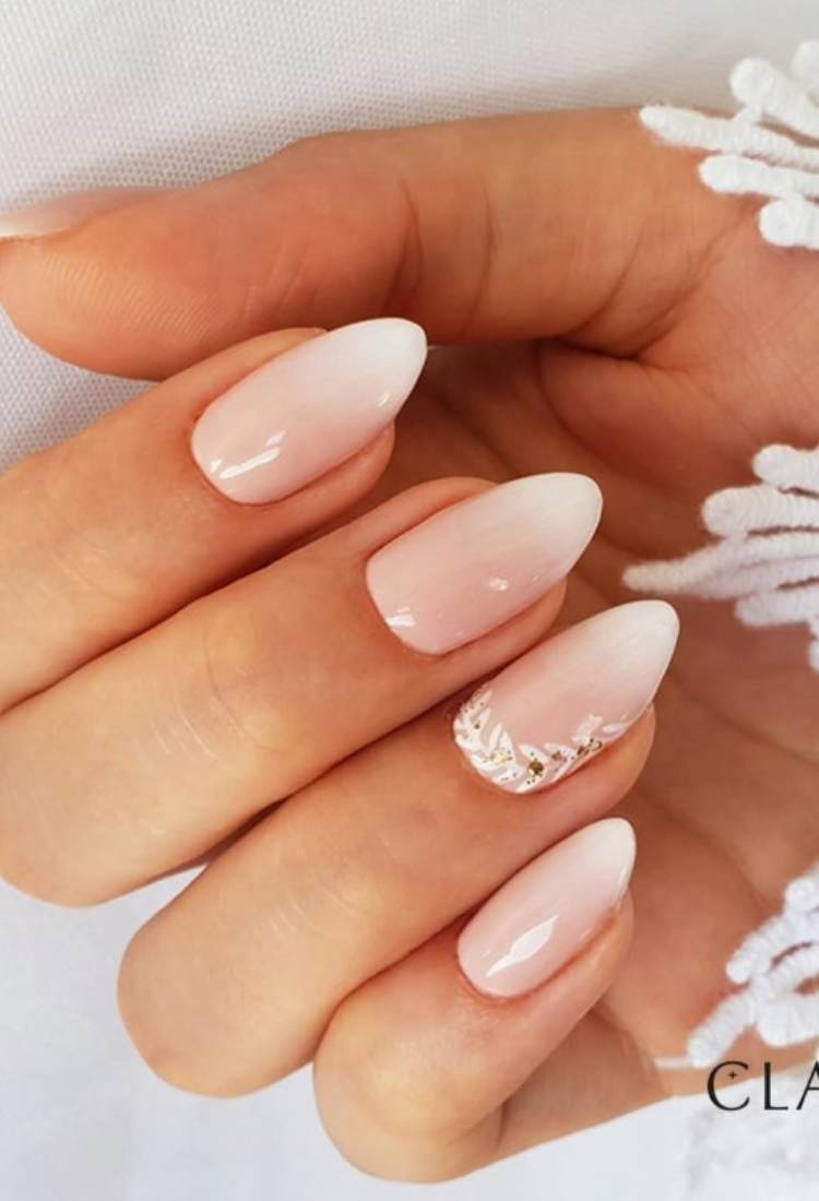 Unha almond babyboomer com flores e glitter no anelar