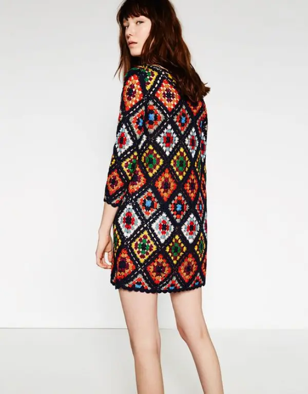 Vestido evasê crochê losango com manga longa Modelo usa vestido crochê losango