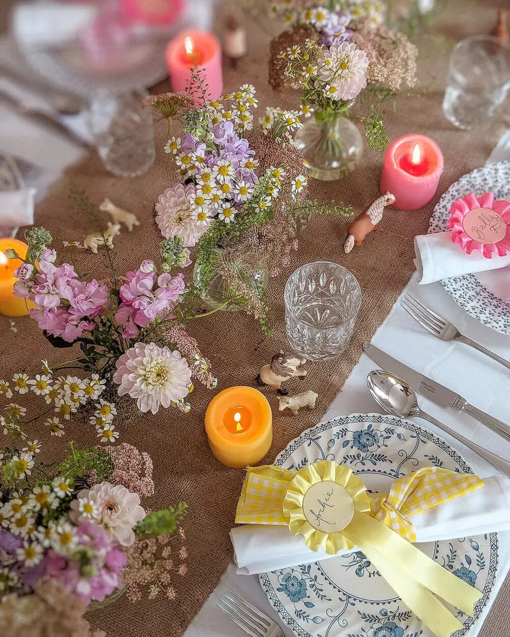 Mesa posta de Jantar romântico decorada com flores selvagens