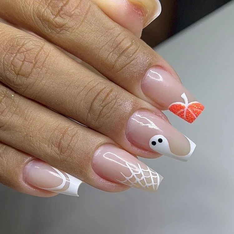 unha de halloween, nude com desenhos brancos