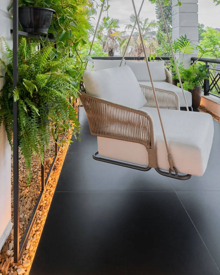 Varanda com porcelanato preto fosco.