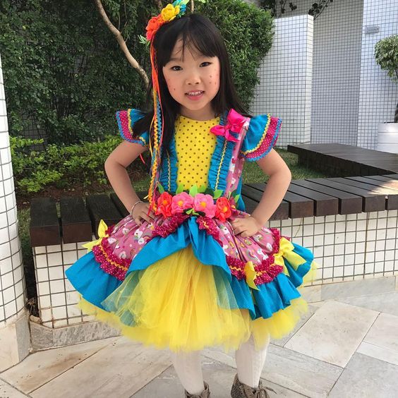 menina coreana com look junino