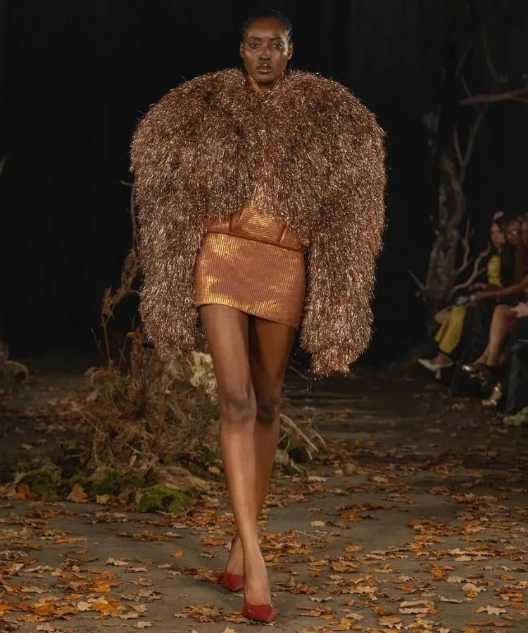 Foto de modelo usando look com casaco de pelos, uma das tendências da London Fashion Week Outono Inverno 2026