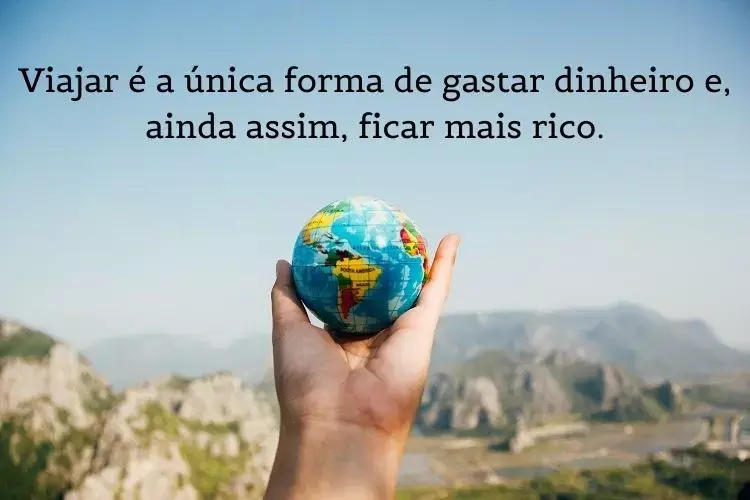 foto de mão segurando globo terrestre com frases de viagem em cima