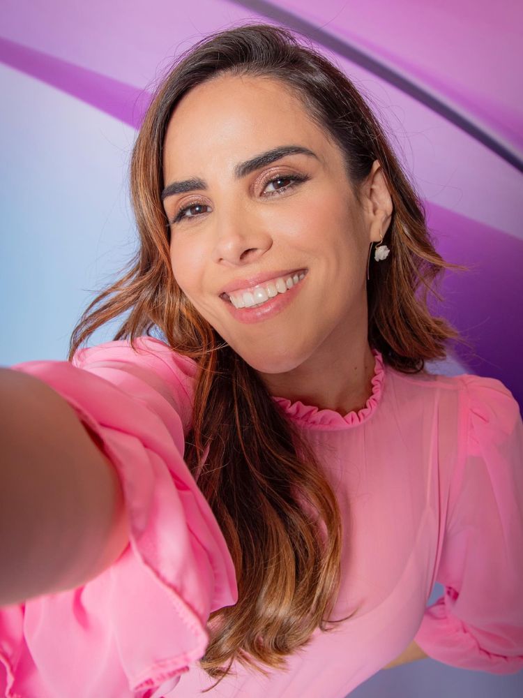 Selfie de Wanessa Camargo usando blusa rosa em fundo roxo 