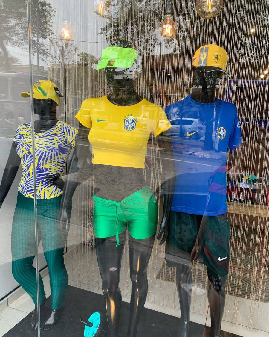 Roupas de esporte com tema da Copa do Mundo.
