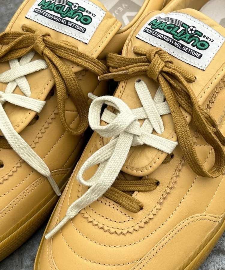 Foto de tênis tipo chuteira amarelo