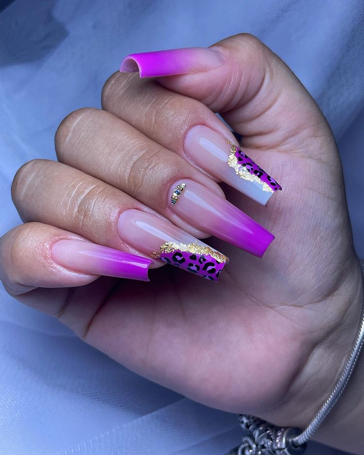 Unhas em gel pink com folha de outro, estampa oncinha e pedraria (tamanho: estra grande. Formato: bailarina) 
