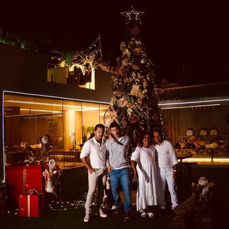 Esposo e pais de Carlinhos Maia no Natal de 2020. Foto de Carlinhos Maia e família - Decoração de fim de ano dos famosos.