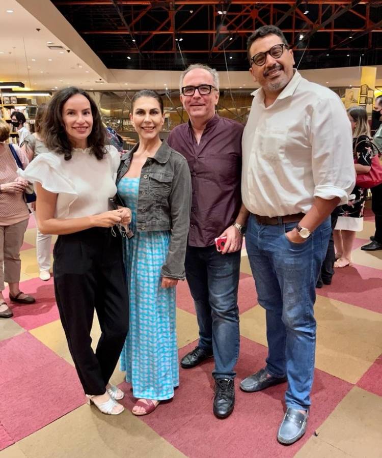 Foto de Denise Pitta CEO do Fashion Bubbles, Angela Dippe que interpreta Maria Thereza, Wagner William, autor do livro "Uma Mulher Vestida de Silêncio", que inspirou a peça, e Flávio Helder da BFV Cultura e Esporte.