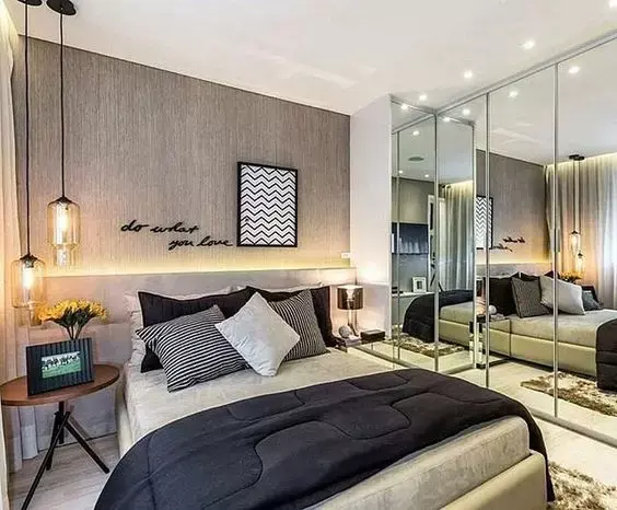 Quarto cinza e preto com armário espelhado