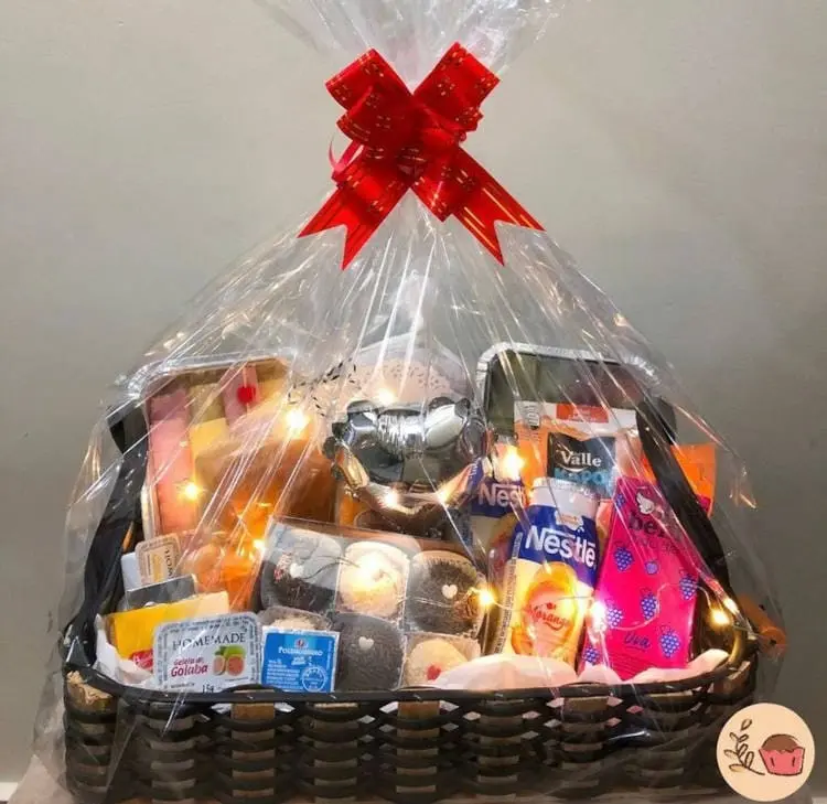 Cesta de cafá da manhã para o natal com luzes 