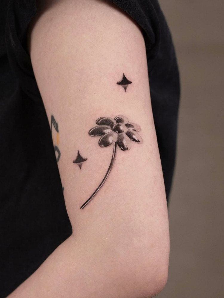 tattoo de flor cromada em 3D 