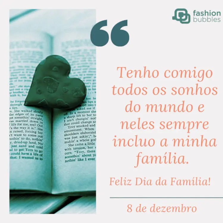 Cartão virtual bege com foto de livro aberto com coração verde de tecido. Ao lado, frase "Tenho comigo todos os sonhos do mundo e neles sempre incluo a minha família. Feliz Dia da Família!"