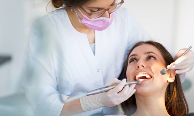 Consulta com dentista. Mulher no dentista para prevenção do mau hálito.