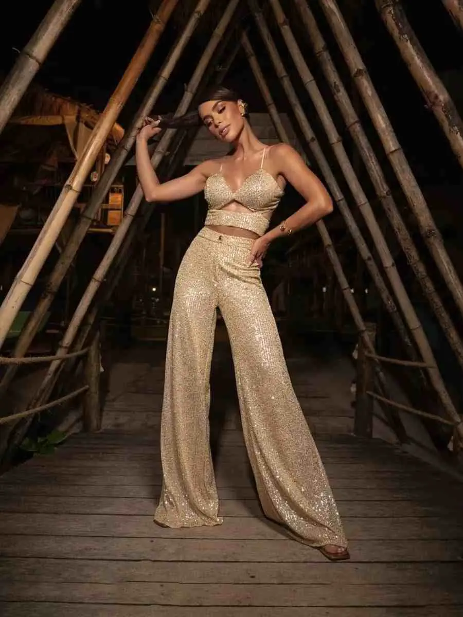 Conjunto dourado cropped + calça para Ano Novo.