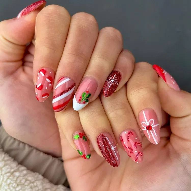 Mãos com unhas decoradas muma de cada jeito para o Natal