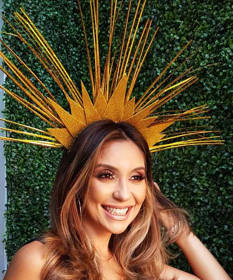 Mulher com tiara de sol para o Carnaval.