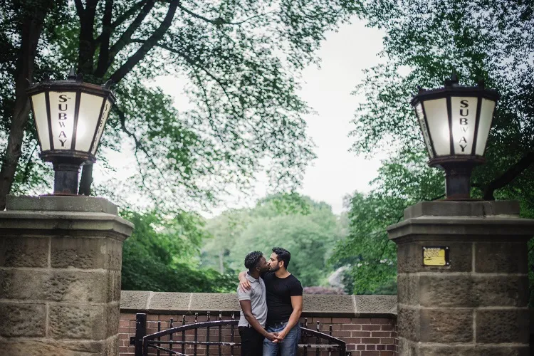 casal se beijando em muro de pedra, legendas românticas
