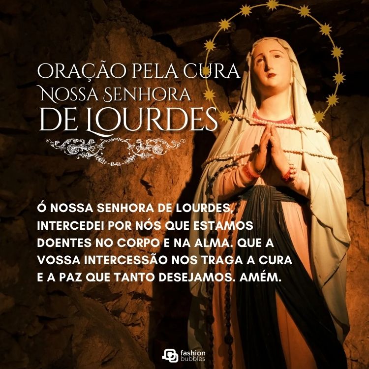 A imagem retrata a estátua de Nossa Senhora de Lourdes com mãos em oração, cercada por uma coroa de estrelas douradas. Ao lado, lê-se uma oração pedindo cura e paz, inserida sobre um fundo de caverna iluminada.