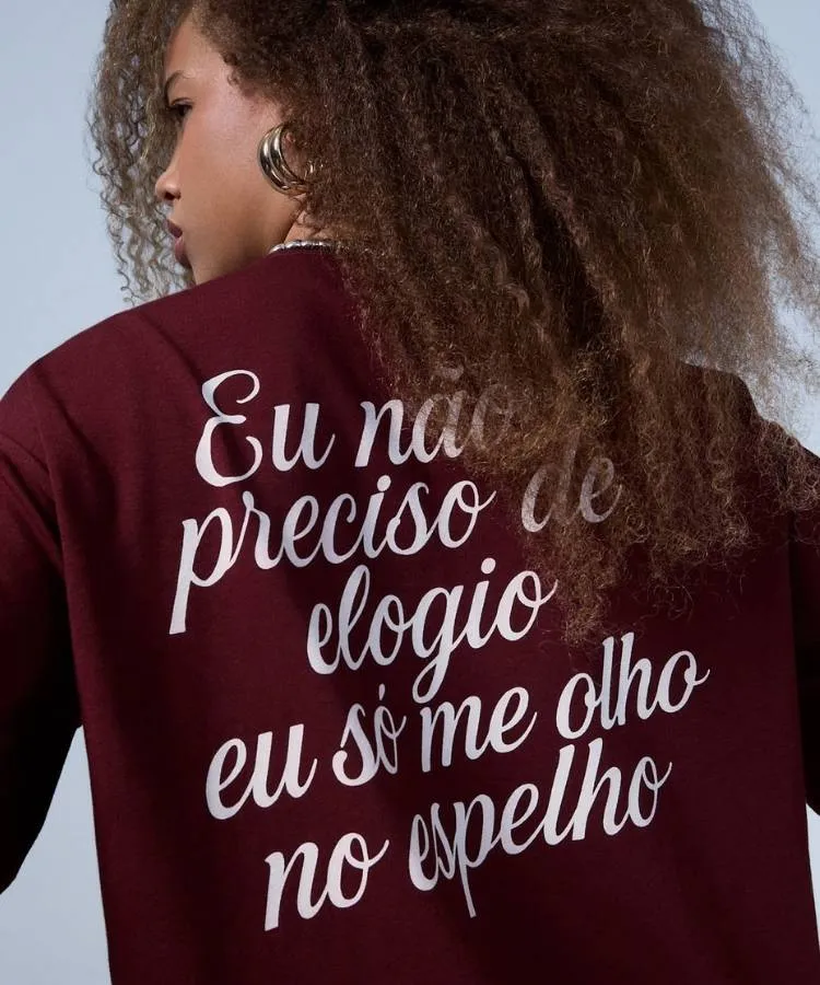 Modelo usando camiseta bordô da coleção da Renner com a cantora Duquesa