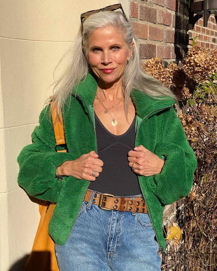 Mulher com cabelos brancos usando look verde e jeans