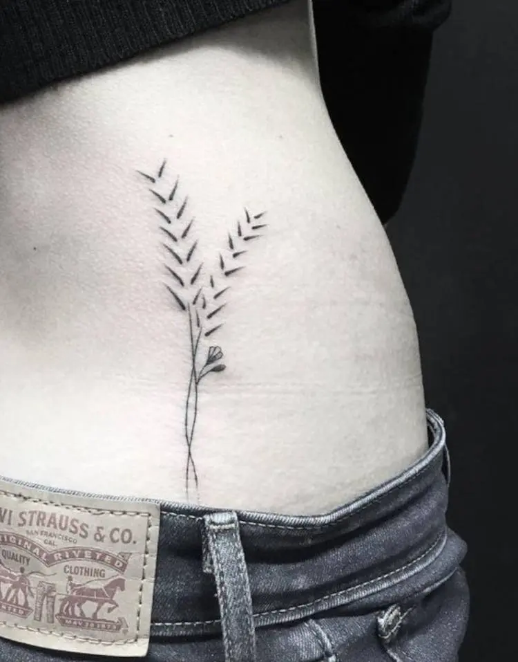 Tatuagem na parte de trás da cintura