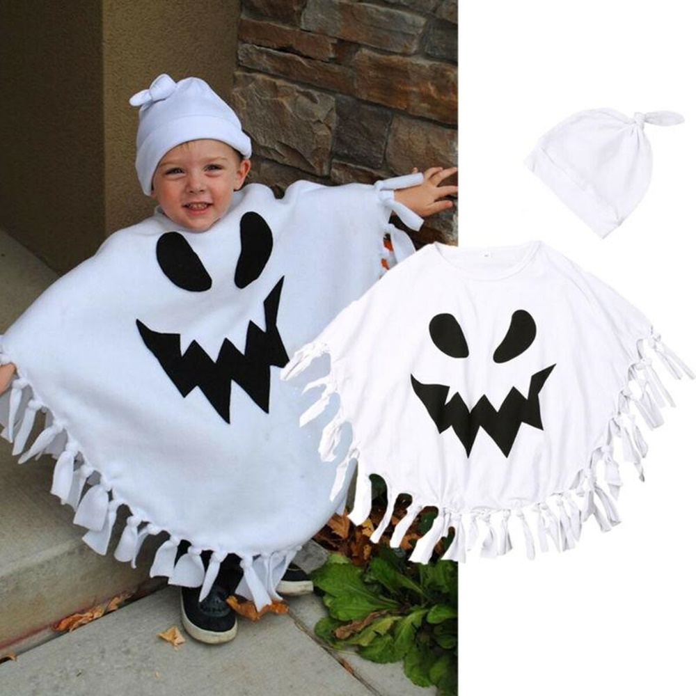 Criança com fantasia de fantasma. Fantasia de fantasma.