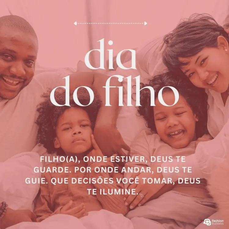 Família sorridente e acolhedora deitada junta, com duas crianças ao centro. Texto sobreposto diz: "Dia do Filho. Filho(a), onde estiver, Deus te guarde. Por onde andar, Deus te guie. Que decisões você tomar, Deus te ilumine."