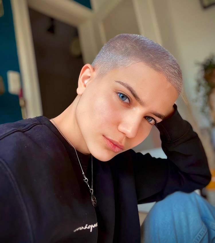 Corte buzz cut mulher branca cabelo platinado