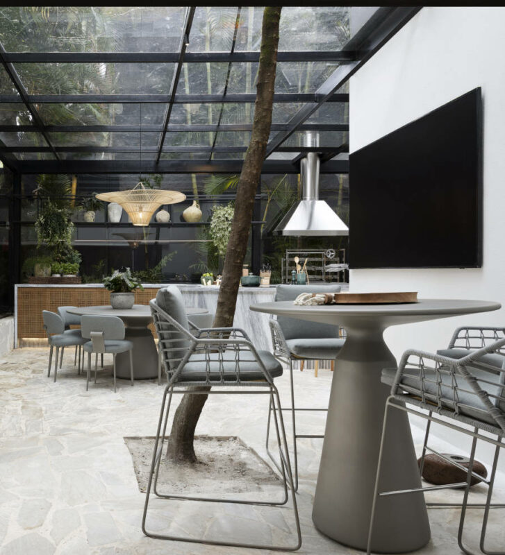 Área de lazer da Mostra Artefacto Beach & Country com tv.