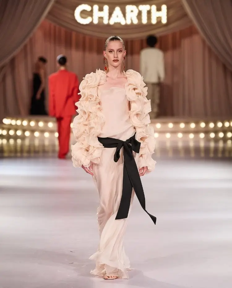 Foto de modelo na passarela durante o desfile da Charth para a coleção "Action"