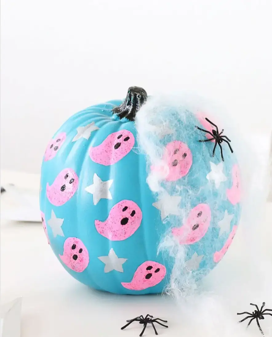Foto de abóbora decorada com fantasmas para o Halloween.
