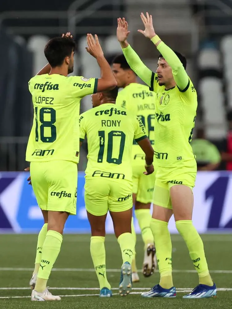Elenco do Palmeiras comemorando um gol e usando o terceiro uniforme. 