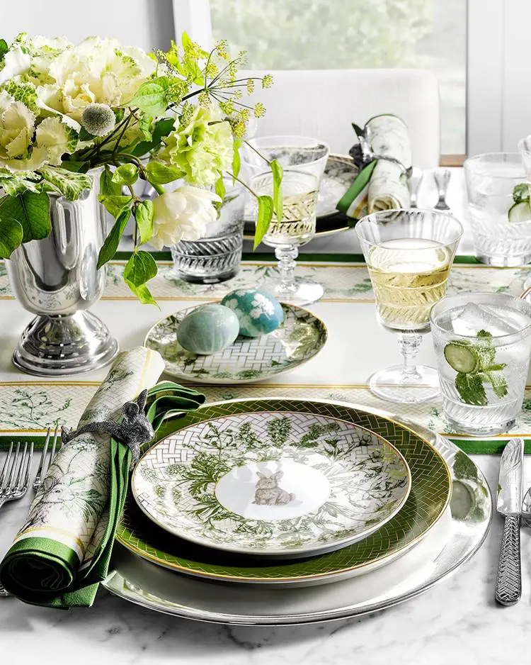 Mesa posta verde de Páscoa com itens de metal e vidro

