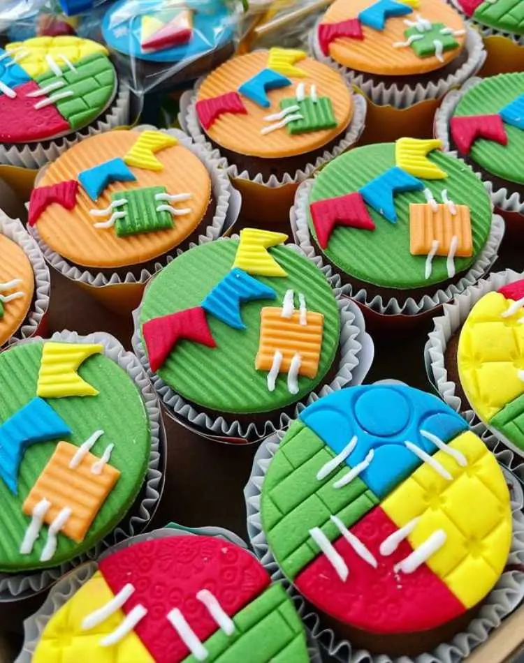 Cupcakes gourmet para festas juninas: decorados com pasta americana, desenhos: varal e bandeirinhas