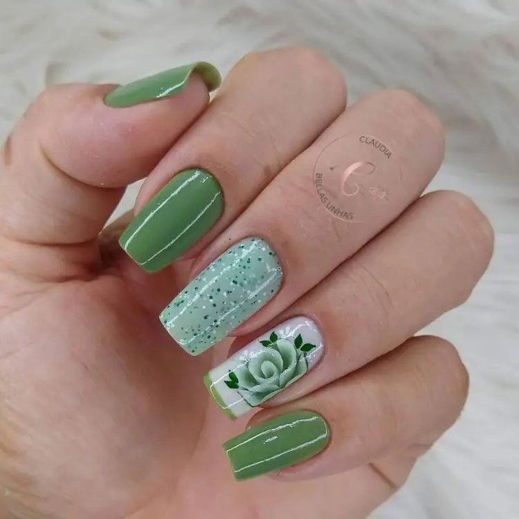 unhas quadradas com verde, glitter e flores