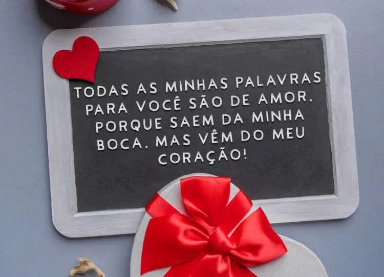 Foto de lousa escrito "Todas as minhas palavras para você são de amor. Porque saem da minha boca. Mas vêm do meu coração!" e coração vermelho