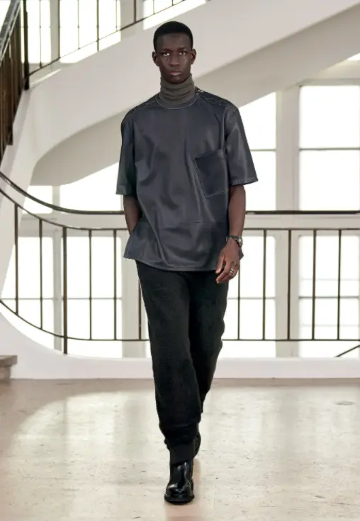 Look gola alta com sobreposição camisa 