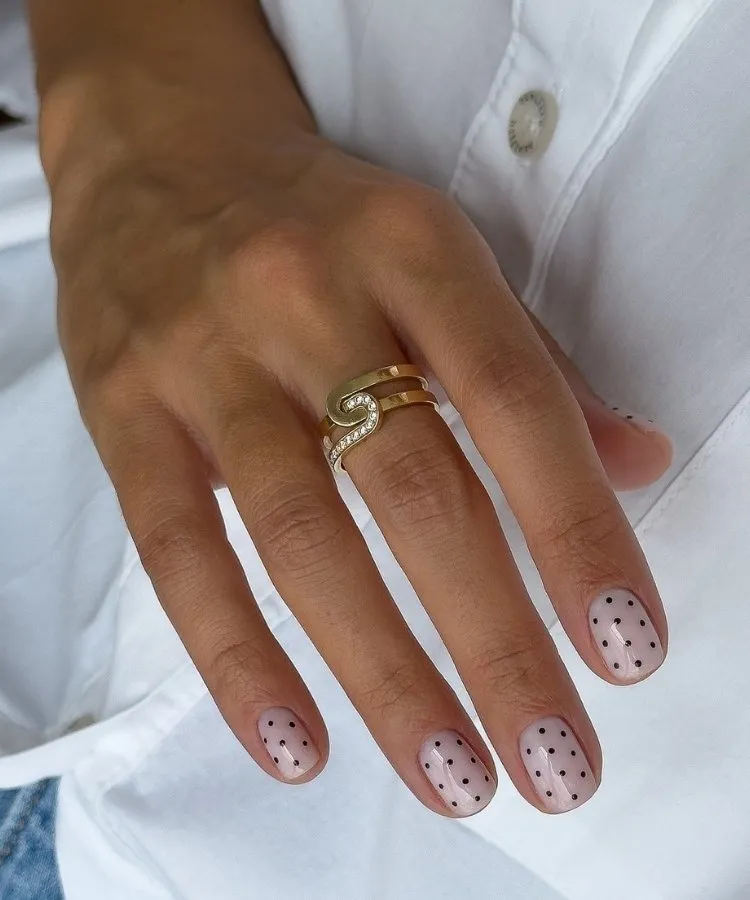 Unhas decoradas com poá preto em fundo branco