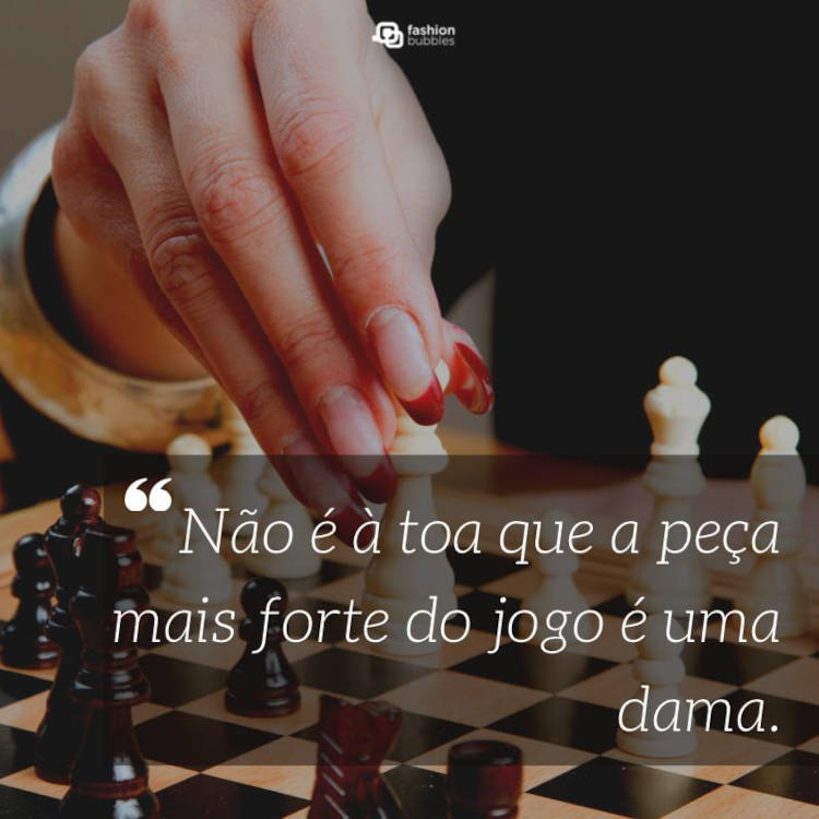 Foto de pessoa jogando xadrez e frase: Não é à toa que a peça mais forte do jogo é uma dama