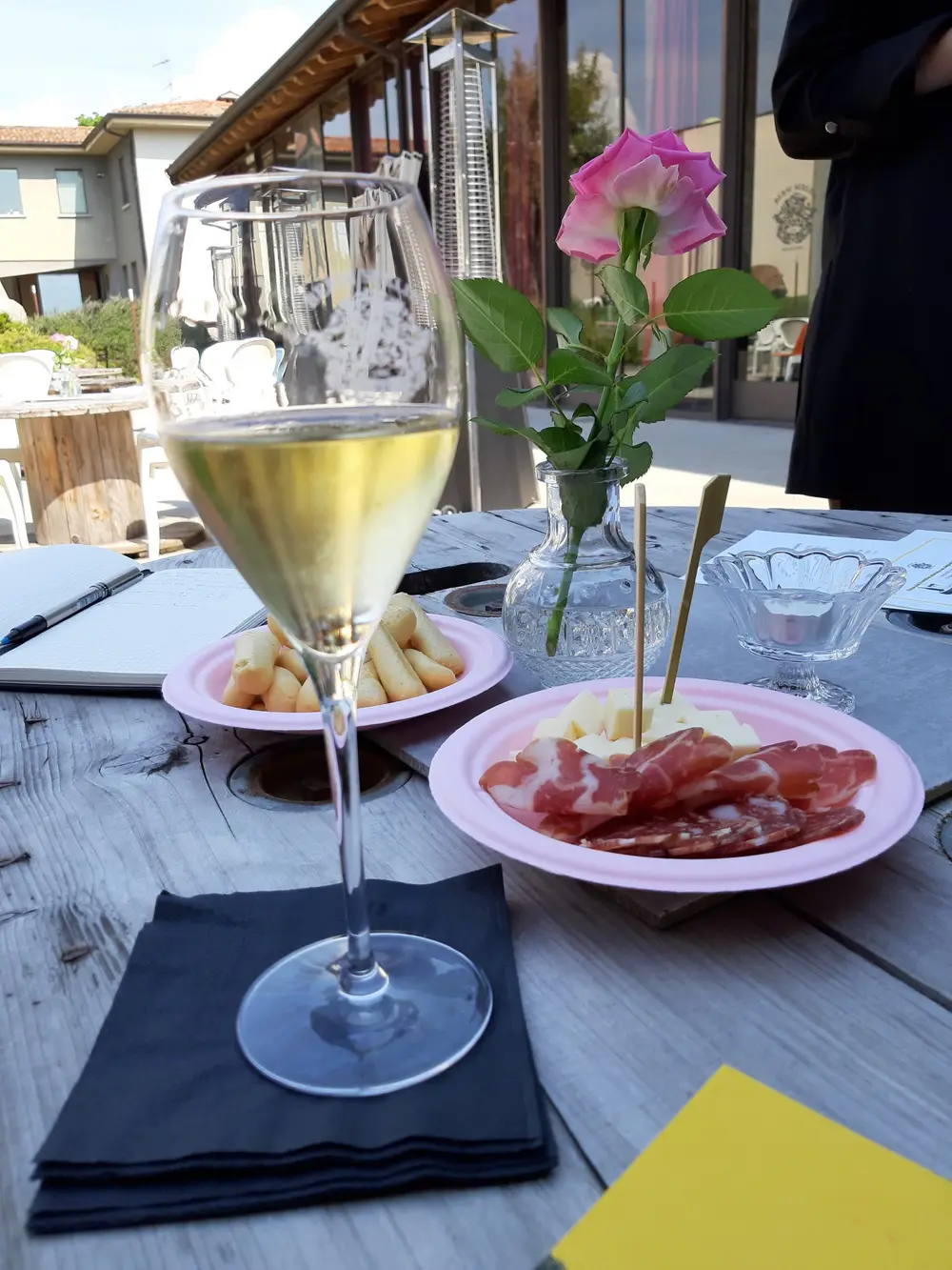 Mesa e taça para degustação de espumante Franciacorta com produtos locais