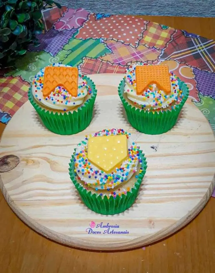 Bolinhos de São João com chantily branco, confetes e bandeirinha 