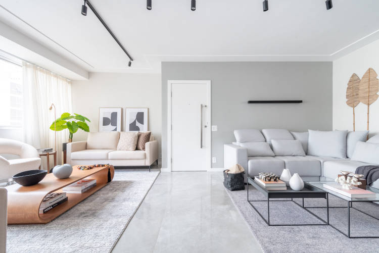 Apartamento decorado antes e depois da sala de estar.