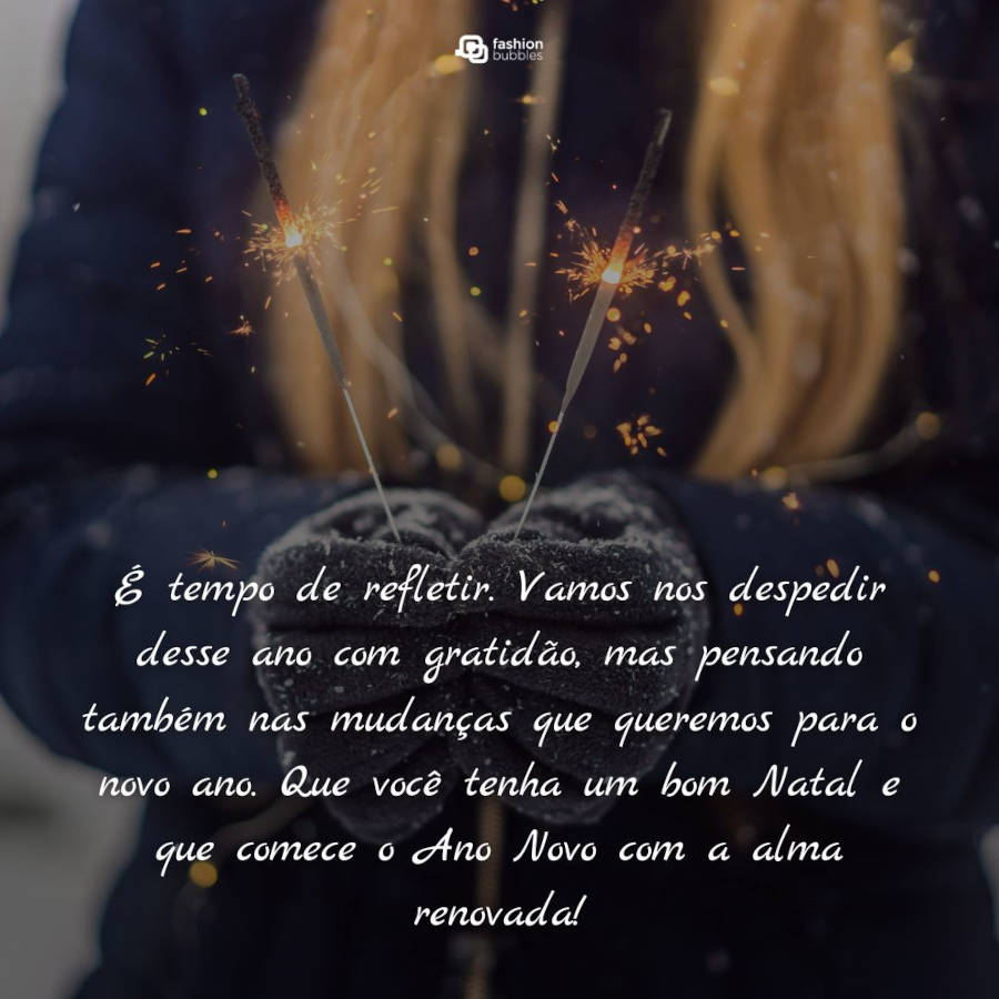 Foto de menina com roupas de neve segurando velas acesas e frase: É tempo de refletir. Vamos nos despedir de 2022 com gratidão, mas pensando também nas mudanças que queremos para o novo ano. Que você tenha um bom Natal e que comece 2023 com a alma renovada!