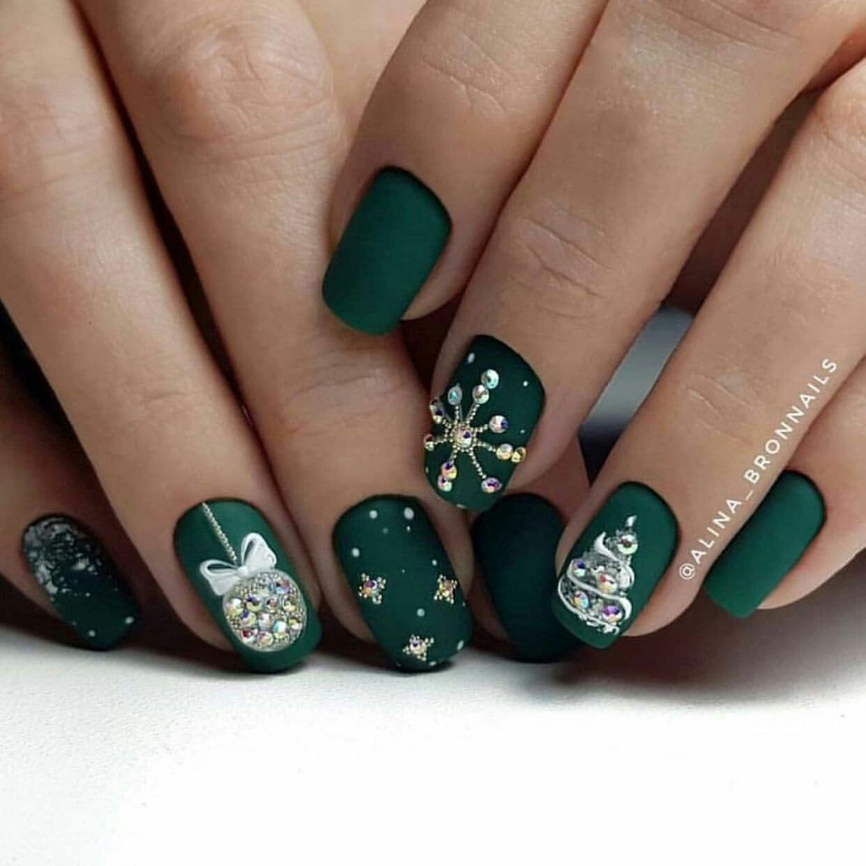 Verde escuro com pedras desenhando objetos natalinos, como árvore, flocos de neve e bolas de Natal.