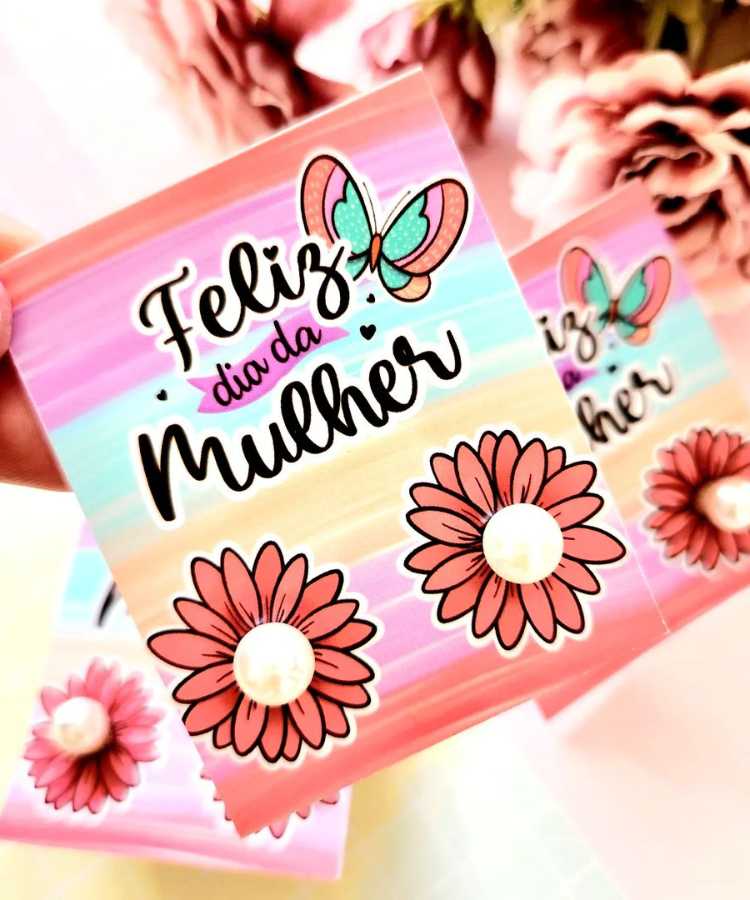 Lembrancinha de Dia da Mulher com brinco e cartão.
