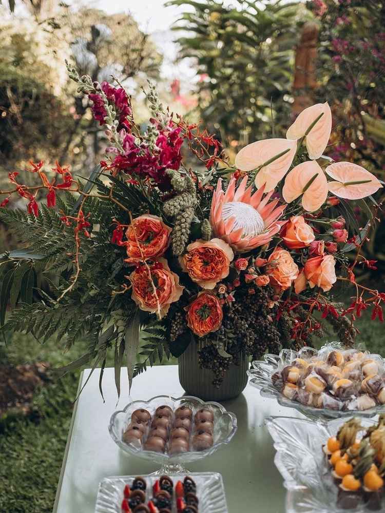 Arranjo de casamento com flores de cores outonais.