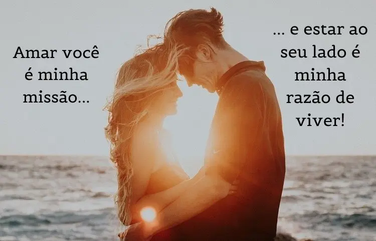 Foto de homem e mulher de testas grudadas em frente ao mar e frase "Amar você é minha missão e estar ao seu lado é minha razão de viver!"
